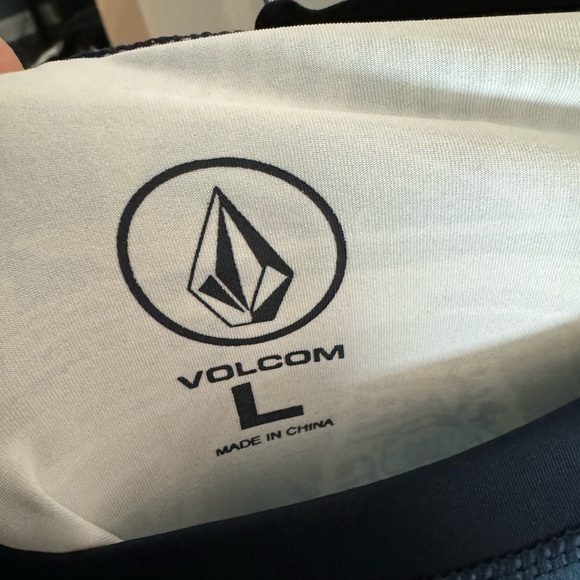 Volcom Rash Guard Wms L Excellent Condition - Picture 6 of 6